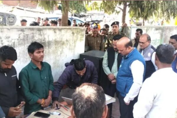 जनकल्याण शिविर में पहुंचे, रतलाम जिला कलेक्टर बाथम,विद्यार्थियों से करी चर्च